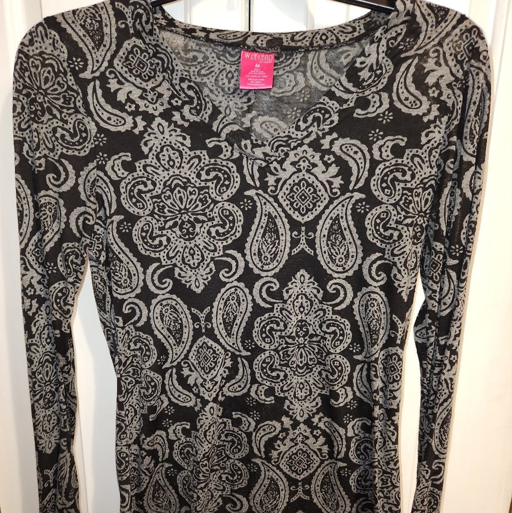Black and gray paisley print stretchy Tshirt.